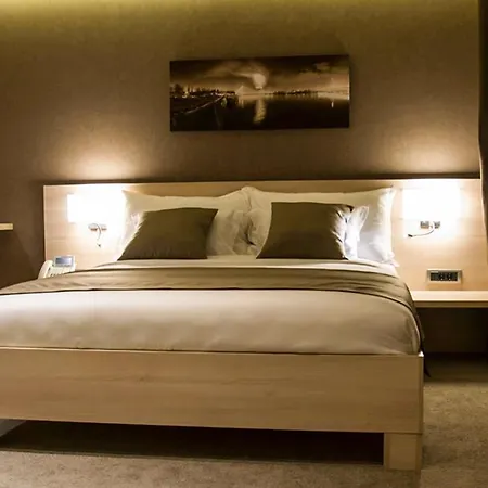 Hall 4* Belgrado